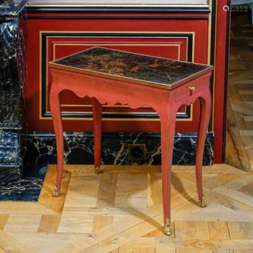 Table d'appoint de style Louis XV, XIXe s., en bois peint rouge à plateau en laque [...]