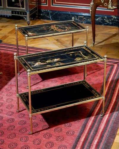 Paire de tables d'appoint, XXe s., le plateau laqué noir et or à décor japonisant, [...]