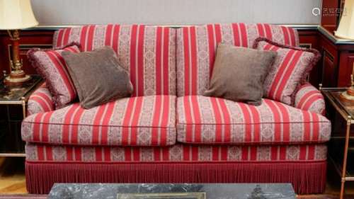 Canapé moderne, deux places, garniture de tissu rayé rouge alterné de motifs [...]