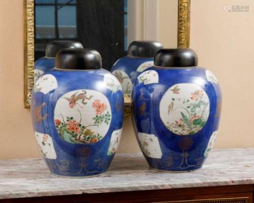 Paire de potiches couvertes en porcelaine, Chine, époque Kangxi, décor de fleurs et [...]