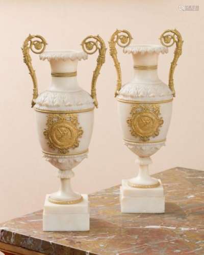 Paire de vases d'époque Restauration, en albâtre, à décor de bronzes ciselés et [...]