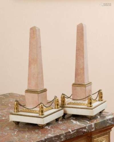 Paire d'obélisques d'époque Louis XVI, en marbre rose, bases carrées en marbre [...]