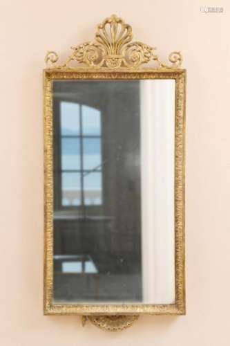 Paire de miroirs de style George III, XIXe s., en bois sculpté et doré à décor [...]