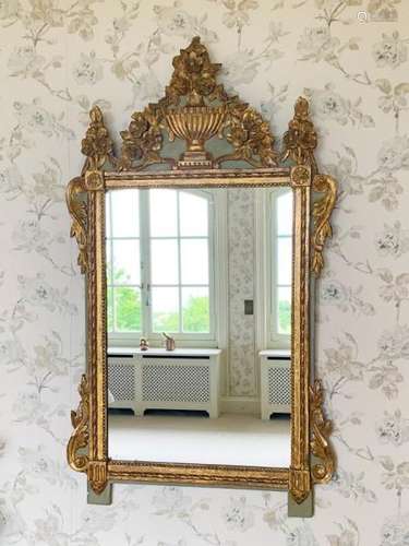 Miroir de style Transition, XIXe s., en bois sculpté et doré à décor de fleurs et [...]