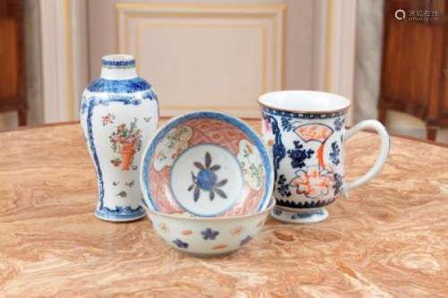 Ensemble de 4 porcelaines comprenant 1 chope, 1 petit vase et 1 paire de bols, Chine, [...]