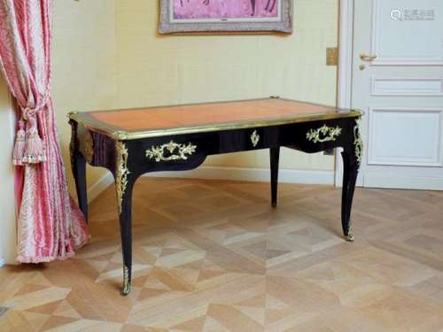 Bureau plat de style Louis XV, XXe s., en bois repeint noir, ouvrant par trois [...]