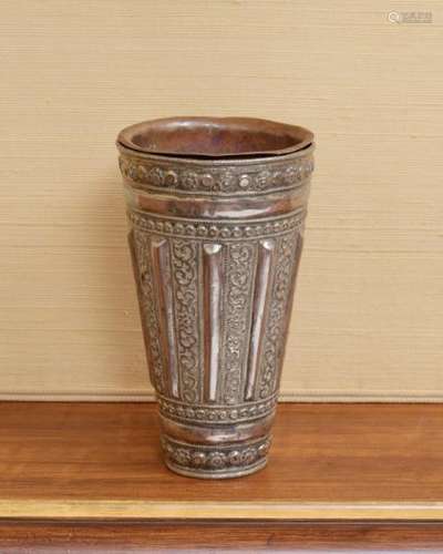 Vase en métal argenté avec doublure en cuivre, début XXe. A décor en repoussé de [...]