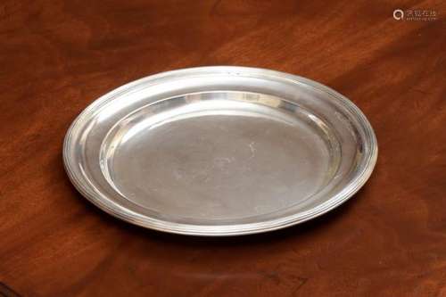 Plat rond en argent, Vienne, 1817. La bordure filets, diam. 28,5 cm, 970g -