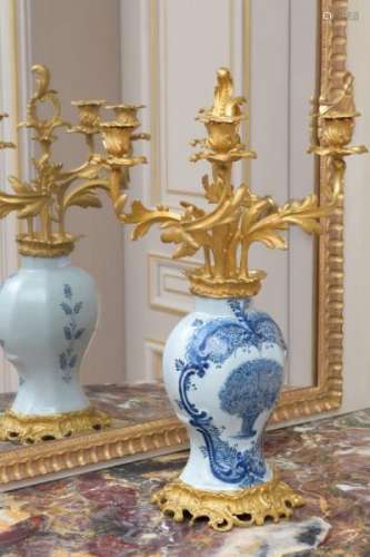 Paire de vases Delft, XVIIIe s., en faïence bleu blanc à décor de bouquets, [...]