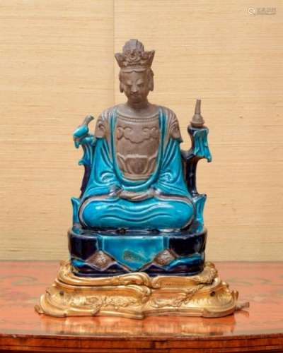 Bouddha d'époque Kangxi, Chine, en grès à glaçure fahua, monture d'époque Louis [...]