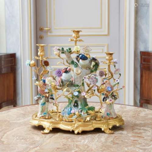 Centre de table de style Louis XV, XXe s., formé d'un groupe en porcelaine [...]