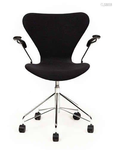 Arne Jacobsen (Danish, 1902-1971) Seven Office Chair, Model 3217. Produced by Fritz Hansen. Ht. 32