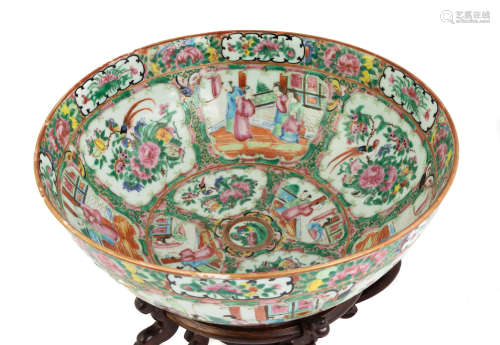 Chines Export Rose Medallion Punch Bowl. 19th century. Small nick in rim. D 13