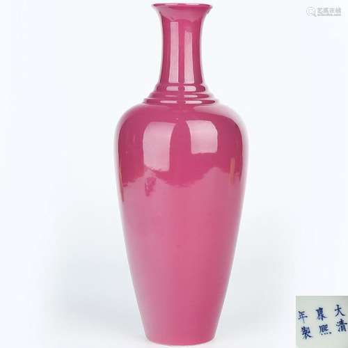 A RUBY-GLAZED VASE.QING PERIOD