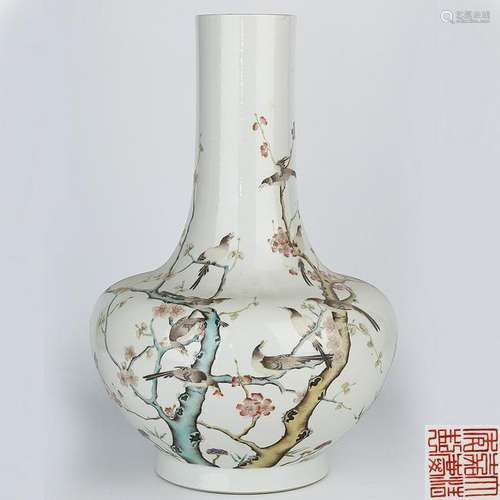 A FAMILLE-ROSE VASE .QING PERIOD