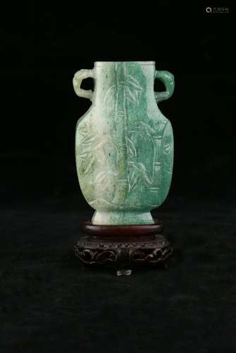 A CARVED GREEN-JADE VASE.QING PERIOD