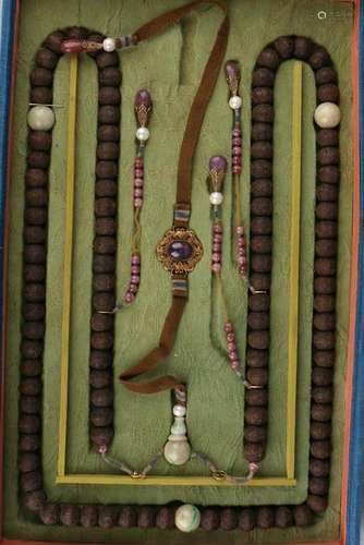 A ALOESWOOD BEAD COURT NECKLACE.QING PERIOD