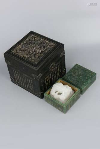 A CARVED WHITE JADE DRAGON SEAL AND SPINACH JADE BOX