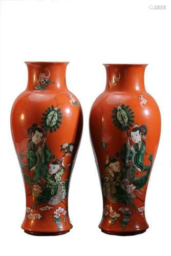 A PAIR OF CORAL-GROUND FAMILLE-ROSE VASES.QING PERIOD