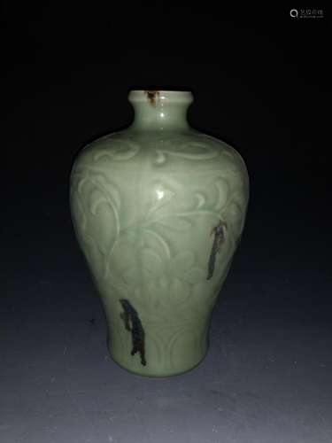 A CARVED LONGQUAN-GLAZED MEIPING .ANTIQUE