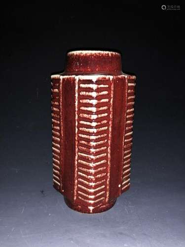 AN IRON-RED VASE .ANTIQUE