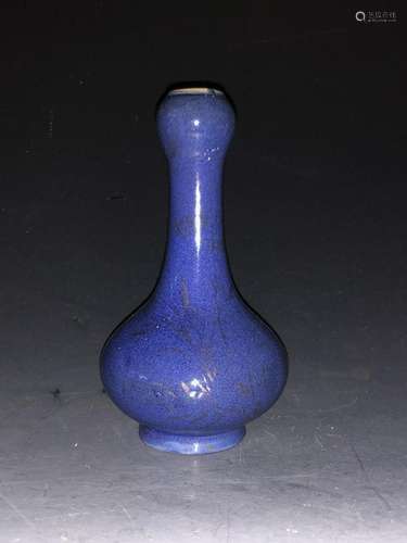 A BLUE-GLAZED VASE .QING PERIOD