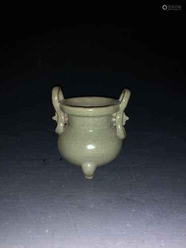 A LONGQUAN-GLAZED TRIPOD CENSER.MING PERIOD