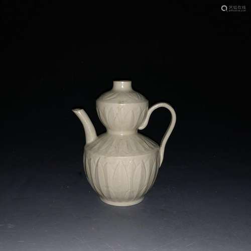 A DINGYAO-GLAZED WINEPOT.SONG PERIOD