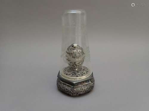 Belle lampe à opium en argent repoussé et gravé re…