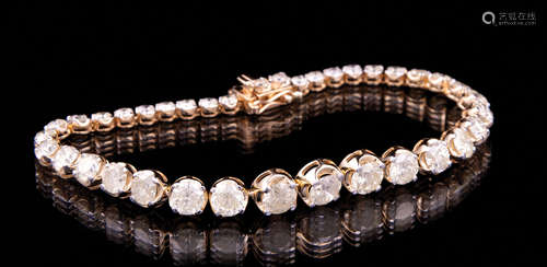 18 kt. Yellow Gold and Graduated Diamond Bracelet , 37 round brilliant cut diamonds, 2.5-5.6 mm,