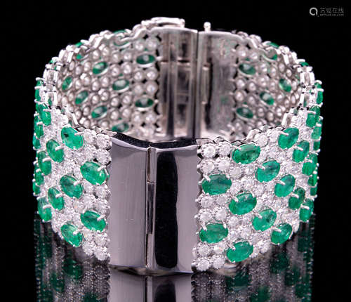 18 kt. White Gold, Diamond and Emerald Cuff/Bangle Bracelet , 264 bezel set round brilliant cut