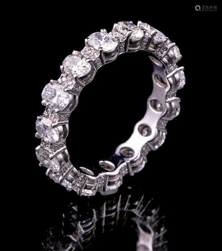 18 kt. White Gold and Diamond Eternity Band Ring , incl. 15 oval cut and 15 round brilliant cut