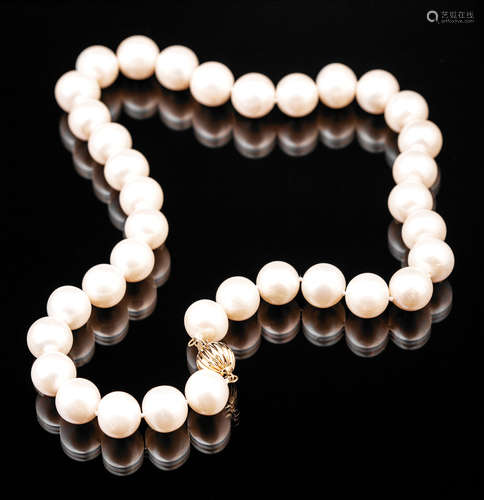 Chinese Freshwater Cultured Pearl Necklace , 11.5 mm.-12.5 mm., off-white to white color, slightly