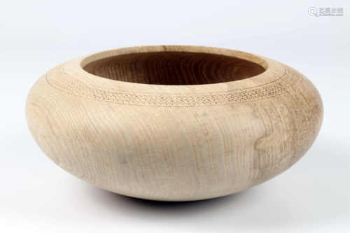 Terry Martin (Australia) / Zina Burloiu (Romania) ash bowl with chip carved detail 9x20cm. Signed