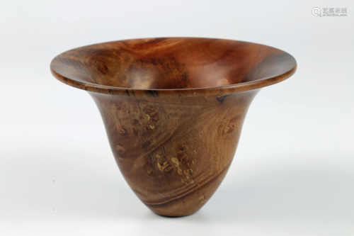 Tom Wirsing (USA) Yew bowl 9x14cm. Signed