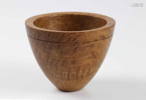 Jules Tatersall (UK) brown oak bowl 8x10cm. Signed
