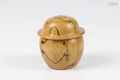 Mary Lacer (USA) spalted beech box 7x6cm. Signed