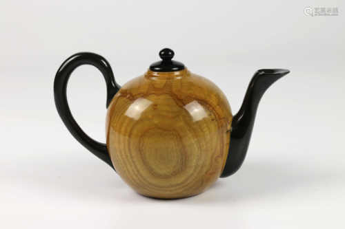 Michael Gibson (USA) ash teapot 11x17cm. Signed