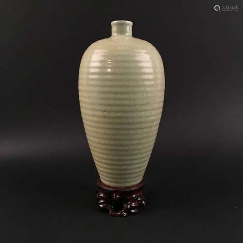 Chinese Celadon Glazed Celadon Meiping Vase