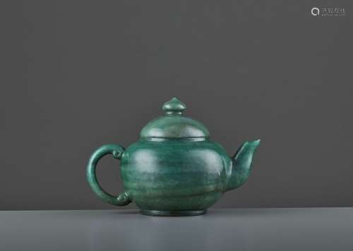 AN AVENTURINE TEAPOT AND COVER, QING DYNASTY
