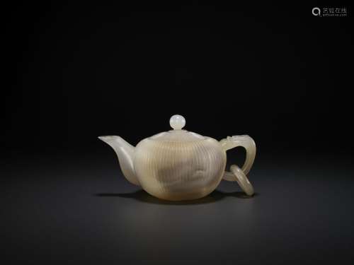 A MUGHAL STYLE AGATE TEAPOT, QING DYNASTY