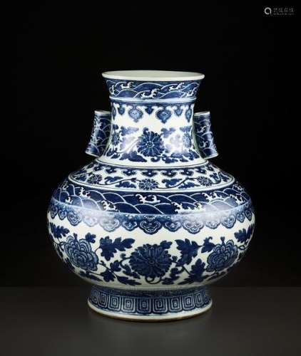 A LARGE BLUE AND WHITE ARCHAISTIC VASE, HU