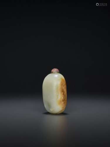 A WHITE AND RUSSET JADE PEBBLE SNUFF BOTTLE
