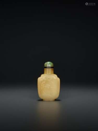 A YELLOW JADE SNUFF BOTTLE