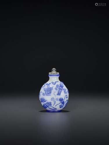 A BLUE OVERLAY SNUFF BOTTLE