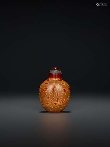 A REALGAR GLASS SNUFF BOTTLE