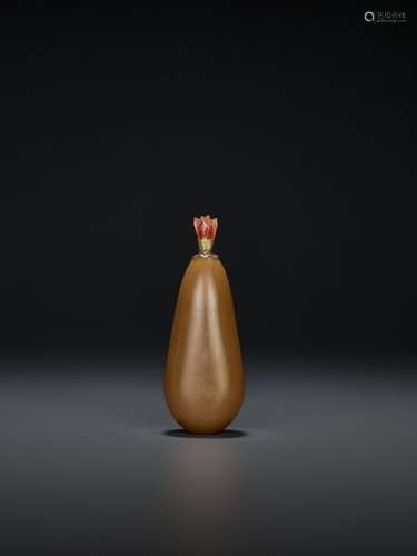 A CARAMEL GLASS ‘EGGPLANT’ SNUFF BOTTLE