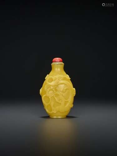 A CARVED YELLOW GLASS SNUFF BOTTLE