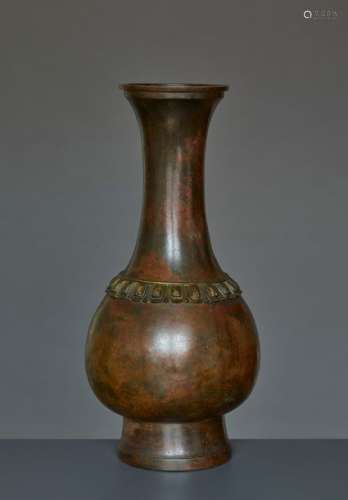 A VERY LARGE PARCEL GILT BRONZE VASE, KANGXI