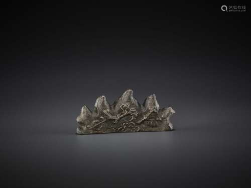 A BRONZE ‘MOUNTAIN’ BRUSH REST, MING